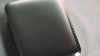 Saatler, çelik bir plaka üzerinde oyma lazer işlemi imalatı.