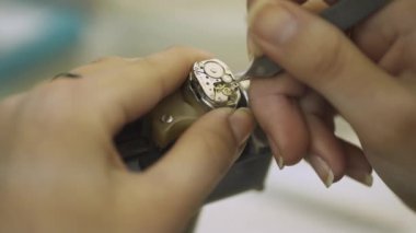 Saatler, ana üretim mekanizması, saatler, dişliler ve bölümleri çalışma mekanizması görünümünü yapılandırır.