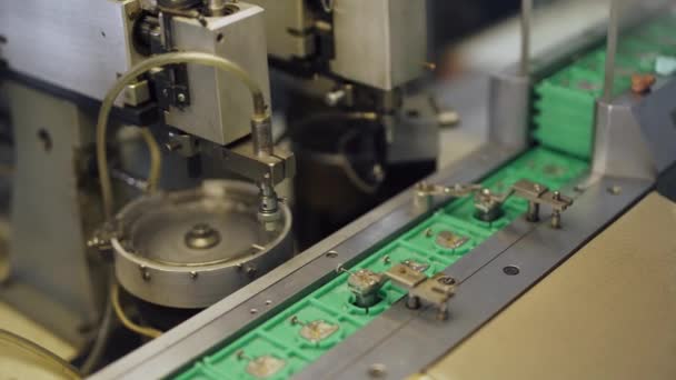 Produzione di orologi, processo di assemblaggio il meccanismo di un orologio da polso machine Cnc, ingranaggi e parti. — Video Stock