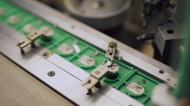 Productie van horloges, proces van het samenstellen van het mechanisme van een polshorloge machine Cnc, tandwielen en delen. — Stockvideo