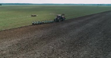 Kırsal ve tarım, tahıl Ekim, çiftlik traktör toprak pulluk alanındaki, yükseklikten görüntüleyin.