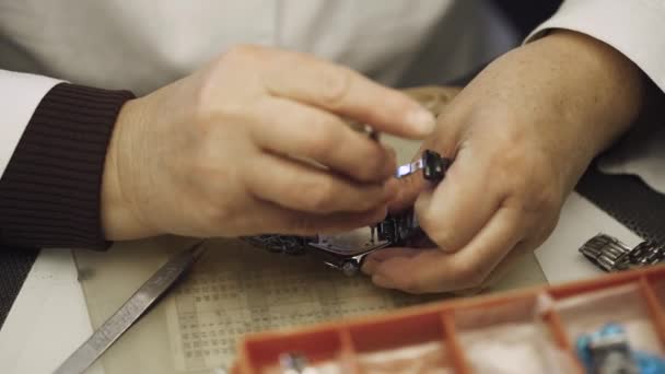 Vervaardiging van vrouw werknemer reparaties horloge, horloges, handwerk. — Stockvideo