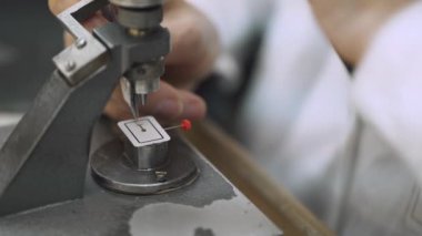 Üretimi saatler, işçisi kadın oku kol saati yükler.