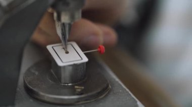 Üretimi saatler, işçisi kadın oku kol saati yükler.