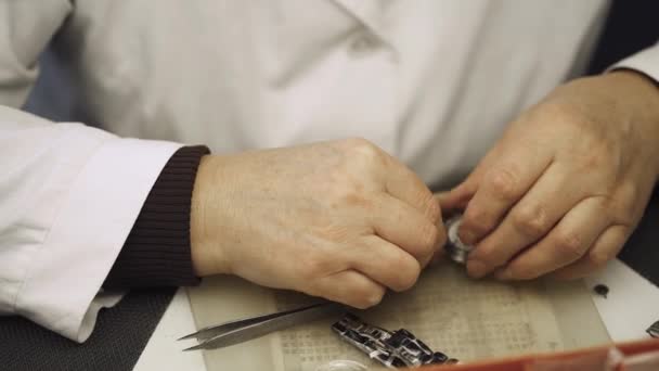 Fabricación de relojes, reloj de pulsera de mujer trabajador reparaciones, trabajo manual. — Vídeos de Stock