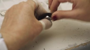 Saatler, ana üretim mekanizması, mekanizma saatler, dişliler ve parça görünümünü yapılandırır.