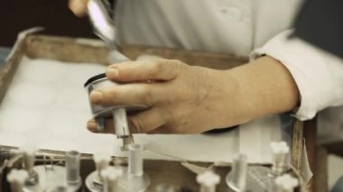 Manometreler, basınç göstergesi parçaları, el iş montaj imalatı.