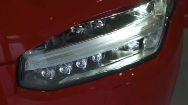 Modern araba, görünüm dış, aydınlatma araba farlar, kamera hareketi.