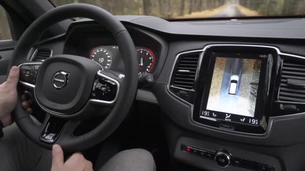 Belarus, Minsk - 23 Ekim 2018: Modern araba sürmek yol, araba iç, modern navigasyon sistemi kontrol paneli görünümü, ulaşım. — Stok video