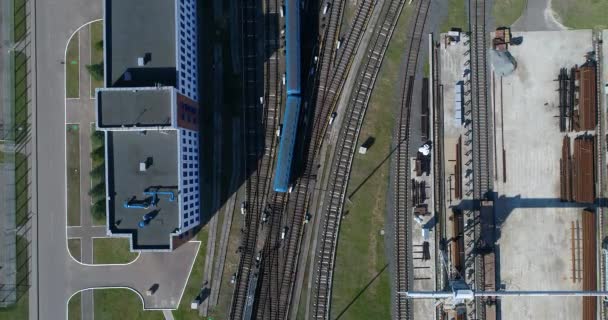 Métro de Depot, vue de dessus du départ du train de voyageurs métro sur voie ferrée. — Video