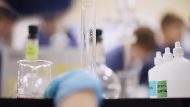Laboratorio, visión de equipo de laboratorio, tubos de ensayo y frasco de vidrio, experiencia química, Educación de los niños. — Vídeos de Stock