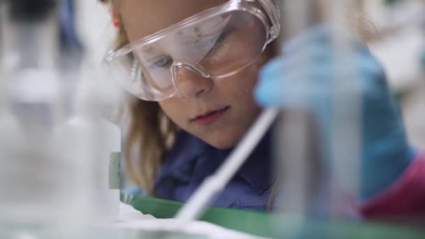Лабораторія, дослідниця в захисних окулярах ставить хімічний досвід, освіта дітей . — стокове відео