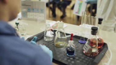 Laboratuvar, Labaratuar donanımları, test tüpleri ve cam şişesi, kimyasal görünümünü deneyim, çocuk eğitim.