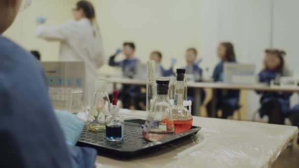 Laboratorio, visión de equipo de laboratorio, tubos de ensayo y frasco de vidrio, experiencia química, Educación de los niños. — Vídeos de Stock