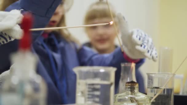 Laboratorium, widok chemicznych palnika palnik, doświadczenie chemiczne, sprzęt laboratoryjny, Edukacja dzieci. — Wideo stockowe