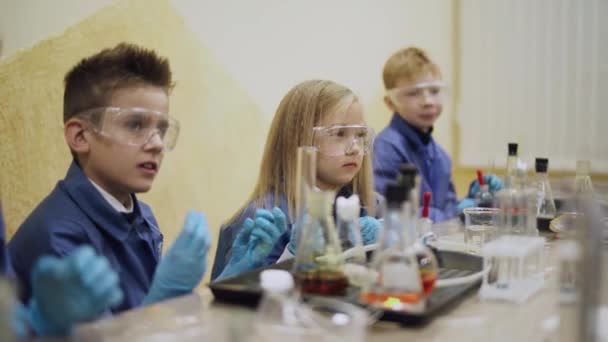 Laboratorium, schoolchilds w okulary ochronne, doświadczenie chemiczne, Edukacja dzieci. — Wideo stockowe