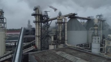 Ağaç işleme fabrika hava görünümünü borular ve tanklar, endüstriyel yatay.