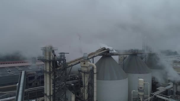 Vista aérea de madeira fábrica de tubos e tanques, paisagem industrial. — Vídeo de Stock