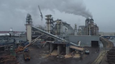 Ağaç işleme fabrika havadan görünümü boru ve tanklar, endüstriyel yatay, Duman boruları.