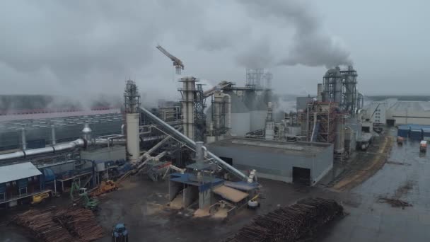 Holzbearbeitung-Fabrik Luftaufnahme von Rohren und Tanks, Industrielandschaft, Rauch aus den Rohren. — Stockvideo