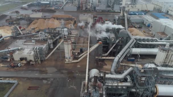 Vista aérea de carpintería fábrica de tuberías y tanques, paisaje industrial, el humo de las pipas. — Vídeo de stock