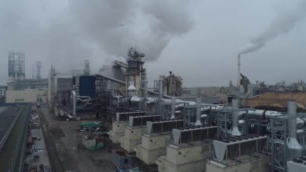 Fabryka drewna ptaka rur i zbiorników, przemysłowy krajobraz, dym z rury. — Wideo stockowe
