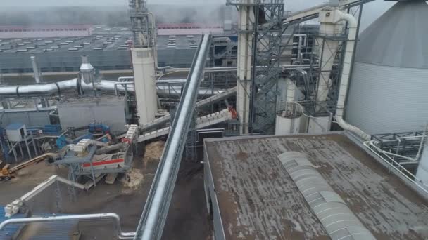Holzbearbeitung-Fabrik Luftaufnahme von Rohren und Tanks, Industrielandschaft, Rauch aus den Rohren. — Stockvideo