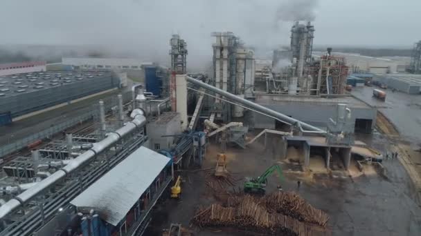 Vista aérea de carpintería fábrica de tuberías y tanques, paisaje industrial, el humo de las pipas. — Vídeo de stock