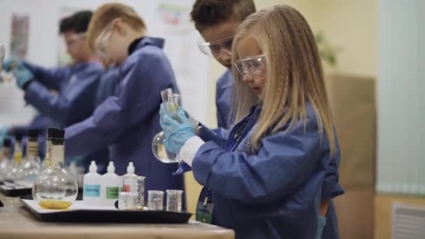 Bielorrússia, Minsk - 23 de outubro de 2018: Laboratório na escola, uma criança realizar experimentos na aula de química, experiência de química, educação de filhos. — Vídeo de Stock