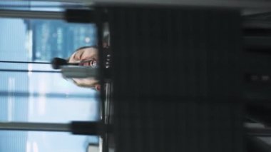 Adam çeker ve kaldırma bloklar üzerinde raf makinesi, spor salonu ekipman, dikey video.