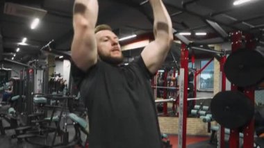 Adam kendini yatay bar, vücut geliştirme üzerinde yukarı çeker.