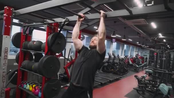 Homem se levanta em uma barra, treinamento de força horizontal. — Vídeo de Stock