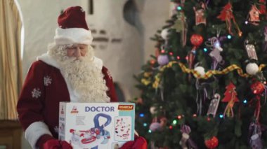 Belarus, Minsk - 7 Aralık 2016: Noel Baba hediyeleri kırmızı çanta içinde alır, mutlu yeni yıl ve mutlu Noeller, şenlikli ruh istiyor.