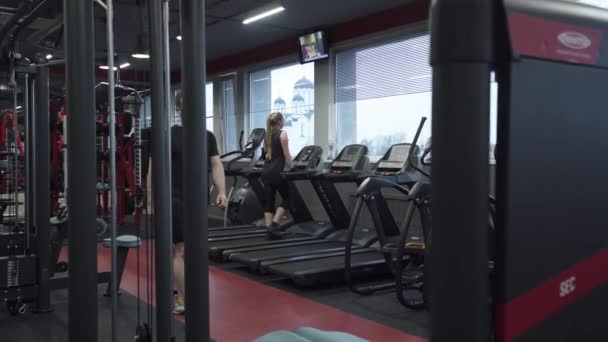 Беларусь, Минск - 13 ноября 2018: Тренажерный зал, спортсменка, ходьба на беговой дорожке, аэробные упражнения. — стоковое видео