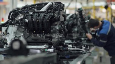 Beyaz Rusya, Borisov - 19 Ekim 2017: Otomobil fabrikası, görünümü yeni araba, otomobil modern üretim, montaj hattı araçların motorları ve güç üniteleri.