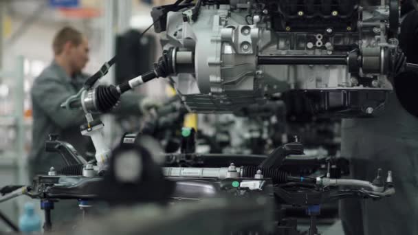 BELARUS, BORISOV - OCTOBER 19, 2017: Automobile plant, view of power units and engines for a new car, modern production of cars, assembly line of cars. — Stock Video