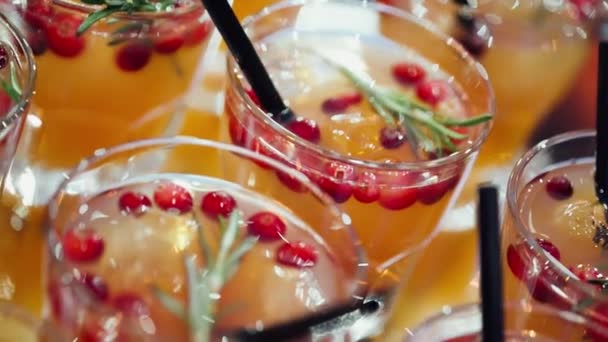 Bankett tabellen, vyn av cocktails och smoothies dryck i glas glasögon. — Stockvideo