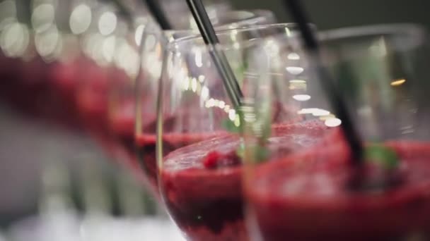 Bankett tabellen, vyn av cocktails och smoothies dryck i glas glasögon. — Stockvideo
