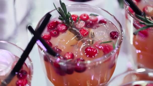 Table de banquet, vue de cocktails et smoothies boissons en verre lunettes. — Video