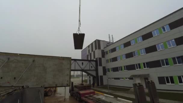 Bouw van een particuliere modern residentieel gebouw, kraan weergave timelapse, bouw kraan installeert betonelementen. — Stockvideo