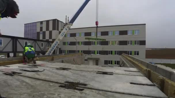 Bielorrússia, Minsk - 10 de novembro de 2018: Construção de um edifício residencial moderno privado, timelapse, guindaste de construção instala elementos concretos. — Vídeo de Stock