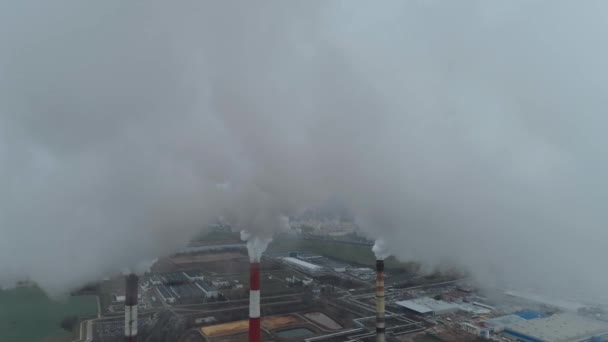 Тепловой энергии электростанции, вид с высоты трубы в тумане, пара и дыма из трубы, когенерационных завод завод Аэрофотоснимок. — стоковое видео