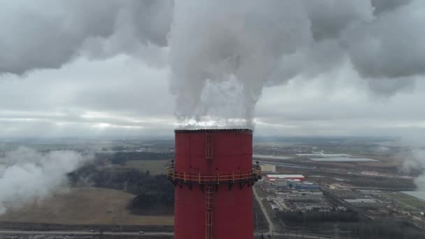 Estación de energía termoeléctrica, vista desde la altura a las tuberías en caso de niebla, vapor y humo de las pipas, vista aérea de planta de planta de cogeneración. — Vídeo de stock