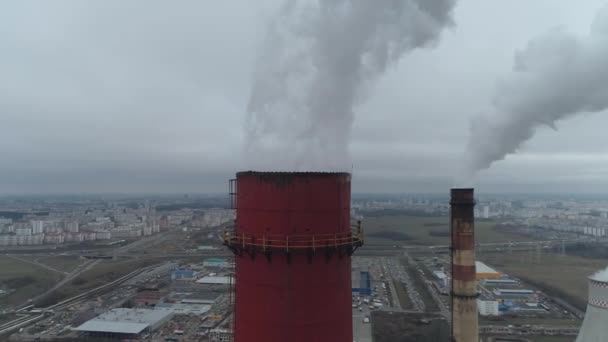 Estación de energía termoeléctrica, vista desde la altura a las tuberías en caso de niebla, vapor y humo de las pipas, vista aérea de planta de planta de cogeneración. — Vídeo de stock