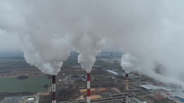 Thermal power energy station, view from height to pipes in fog, steam and smoke from pipes, cogeneration plant plant aerial view. — Stok Video