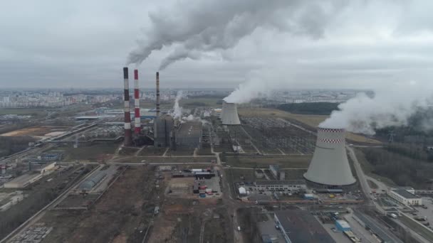 Thermische Energie Kraftwerk, Blick aus der Höhe auf Rohre im Nebel, Dampf und Rauch aus den Rohren, KWK Anlage Anlage Luftbild. — Stockvideo