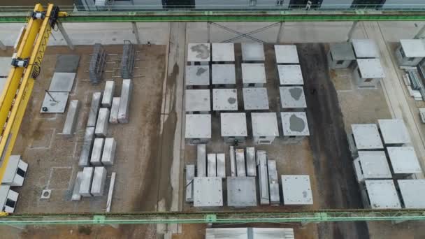 Gebouwen van de betoncentrale, luchtfoto van fabriek voor productie betonplaten, magazijn uitzicht vanaf hoogte. — Stockvideo