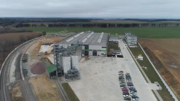 Armazém de edifícios da fábrica de cimento, vista aérea da planta para lajes de concreto de produção, vista de altura. — Vídeo de Stock