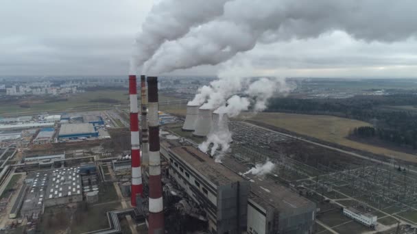 Estación de energía termoeléctrica, vista desde la altura a las tuberías en caso de niebla, vapor y humo de las pipas, vista aérea de planta de planta de cogeneración. — Vídeo de stock