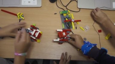 Belarus, Minsk - 13 Ağustos 2018: Çocuk icat ve Oluşturucu, bilim çocuk kampında üzerinden robotlar yapma.